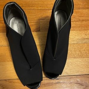 Front slit peep-toe black wedge